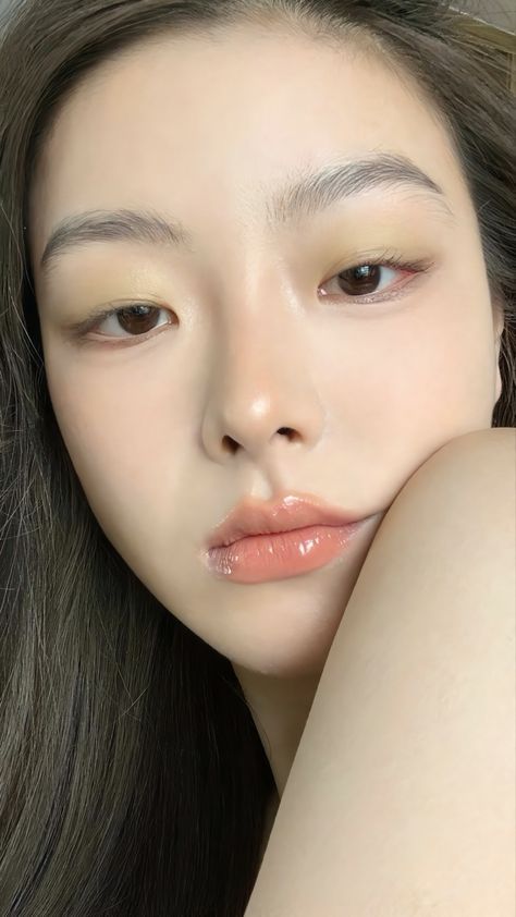 Korean Eyebrows Shaping, Natural Makeup Asian, Makeup Dark Hair, Korean Makeup Trends, Warm Tone Makeup, Layout Makeup, Korean Eyebrows, Tone Makeup, Makeup Asian