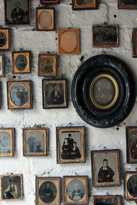 Moody Academia, Old Wall, Frame Wall Decor, 인물 사진, Pics Art, Aesthetic Room, Photo Frame Wall, Old Photos, Vintage Photos