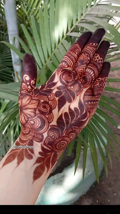 Modern Palm Mehndi Designs, Front Design Mehndi, Mahindi Design Hands Beautiful, Bold Mehendi Designs, Front Mehendi Designs, Mahandi Design Hands, New Mehndi Designs Front Hand, Bold Mehndi Designs, Front Mehndi Designs