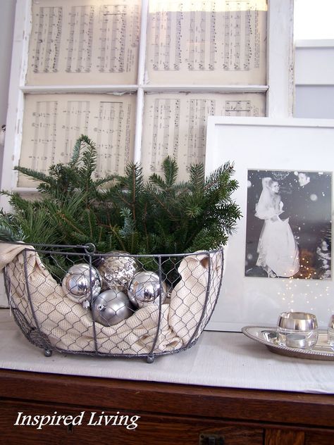 Wire Basket Christmas Decor, Wire Basket Decor Ideas, Wire Basket Decor, Children's Room Design, Basket Decor Ideas, Living Interior Design, Sheet Music Crafts, Christmas Booth, Old Window Frame