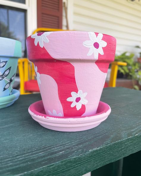 Painting On A Pot Ideas, Small Painted Pots Ideas, Cute Painted Pots Diy, Pink Pot Painting Ideas, Hand Painted Terra Cotta Pots Diy, Cute Terracotta Pots Painted, Things To Paint On Flower Pots, Planter Painting Ideas Easy Diy, Pot Plant Painting Ideas Easy