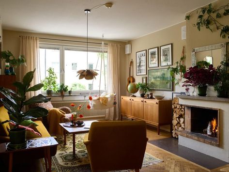 A Charming and Cozy Midcentury Family Apartment in Sweden 1 Midcentury Eclectic, Cottage Loft, Mid Century Cabinet, Swedish Apartment, Midcentury Furniture, Cozy Family Rooms, Airbnb Design, Family Apartment, Mid Century Living Room