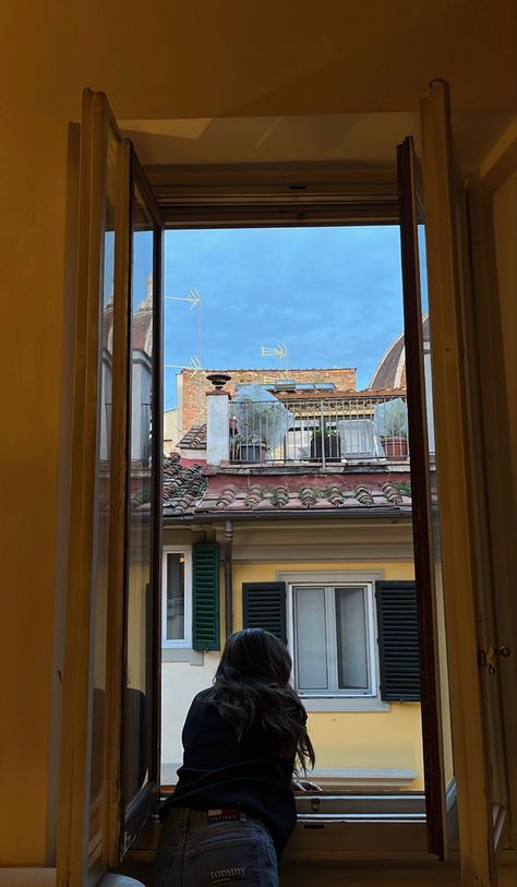 florence, italy, european, vintage, instagram story, travel abroad Travel Aesthetic Business, Live Abroad Aesthetic, Italy College Aesthetic, Working In Italy, Living In Italy Life, Study Abroad Spain Aesthetic, Study Abroad Florence Italy, European Travel Aesthetic, Rome Italy Instagram Pictures