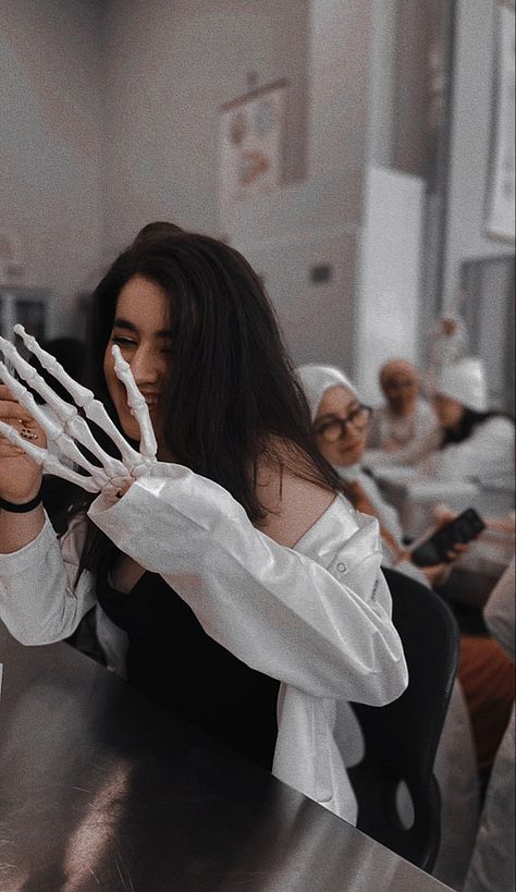 Female Chiropractor Aesthetic, Physical Therapy School Aesthetic, Physiotherapy Vision Board, Pt School Aesthetic, Orthopedic Aesthetic, Pathologist Aesthetic, Medical Aesthetic Dark, Chiropractor Aesthetic, Physiotherapist Aesthetic