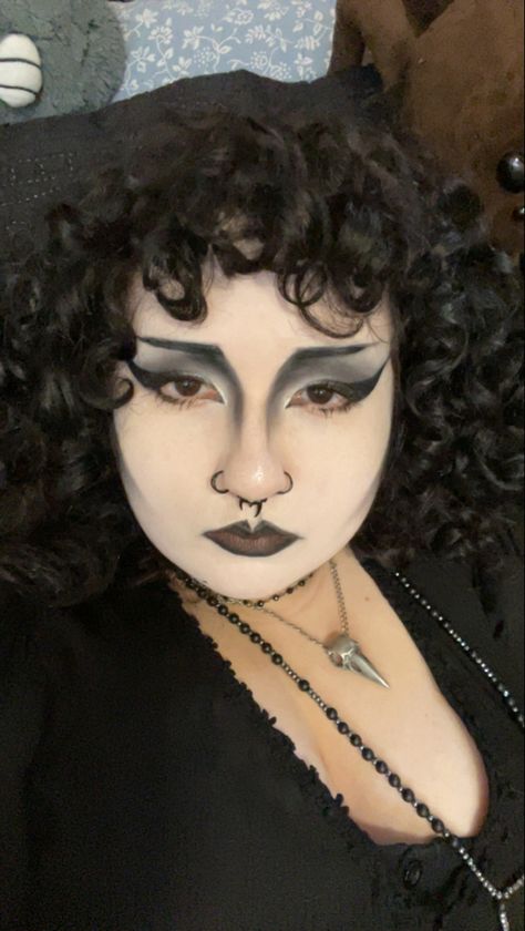 Goth Makeup Colorful, Tradgoth Makeup 80s, Pink Trad Goth Makeup, Goth Makeup With Glasses, Trad Goth Makeup 80s, Visual Kei Makeup, Trad Goth Makeup, Goth Eye Makeup, Romantic Makeup