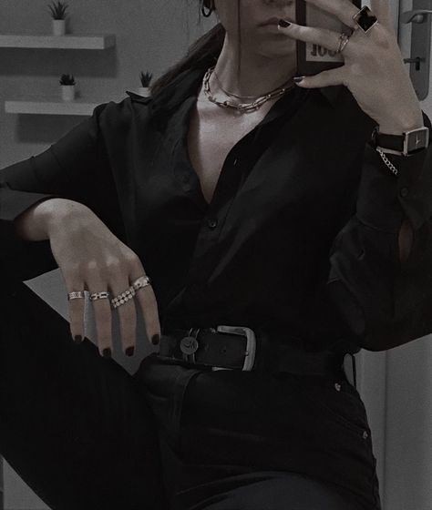 Woman In Suit Aesthetic Dark, Emo Woman Aesthetic, Black Masc Women In Suits, Mafiacore Outfits, Women In Suits Aesthetic Mafia, All Black Clothes Aesthetic, Female Bodyguard Outfit, Women In Suits Aesthetic Tomboy, Fbi Agent Outfits For Women