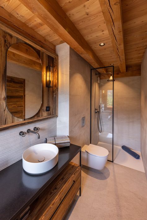 CHALET PANORAMIQUE - Atelier Monts et Merveilles Bathroom Mountain, Chalet Bathroom Ideas, European Bathroom Ideas, Ski Chalet Bathroom, Ski Chalet Interior Design, Mountain Chalet Interior, Mountain Cabin Interior, Mountain House Bathroom, Mountain Homes Interiors