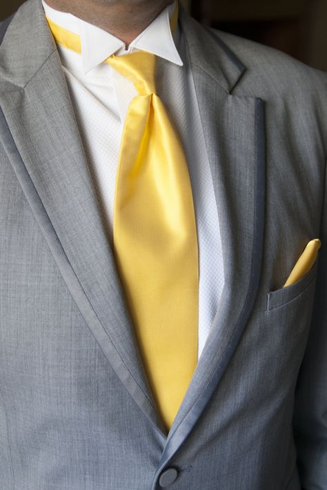 grey suit with yellow tie Mens Yellow Pants, Yellow Jeans Outfit, Yellow Shoes Outfit, Yellow Dress Shoes, Yellow Pants Outfit, Grey Pants Outfit, All Black Suit, Grey Suit Men, Suit Combinations