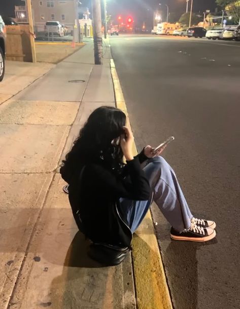 Sitting On The Street Aesthetic, Sitting On Curb Pose, Sitting On Curb Aesthetic, Sitting Down Photoshoot, Poses At Night Street, Sitting On A Curb Pose, Sitting On Sidewalk Pose, Candid Pose Ideas, Candids Aesthetic