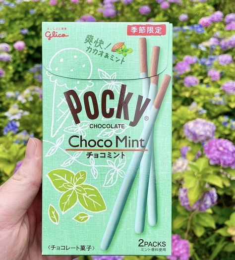 Japanese Snacks Aesthetic, Pocky Aesthetic, Japan Snacks, Candy Drinks, Korean Snacks, Asian Snacks, Cute Snacks, Chocolate Mint, Delicacy Food