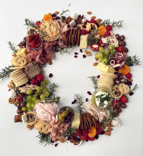 Wreath Food Christmas, Christmas Grazing Boxes, Food Wreath Ideas, Festive Grazing Table, Cheese Platter Ideas Christmas, Crudite Wreath, Cheese Wreath Platter, Food Wreath Christmas, Christmas Chacutery Boards