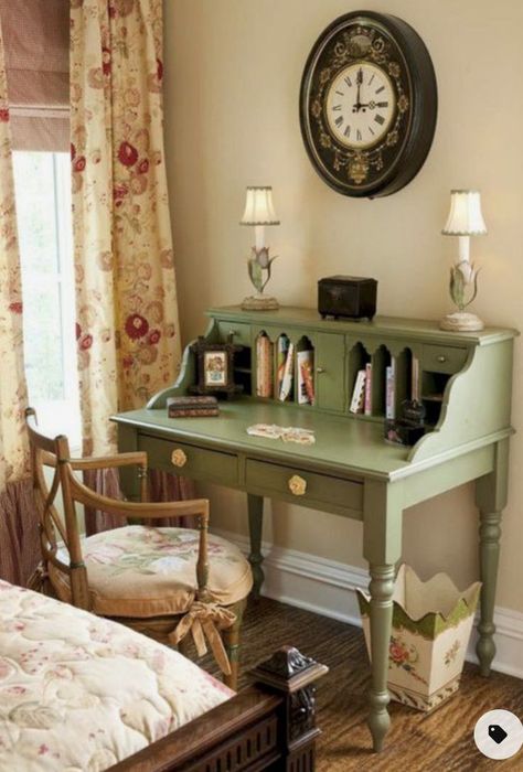 Small Cottage Interiors, Dorms Decor, Cottage Interior Design, Cottagecore Home, Victorian Home Decor, Interior Vintage, Casa Vintage, Cottage Interior, Vintage Inspired Decor