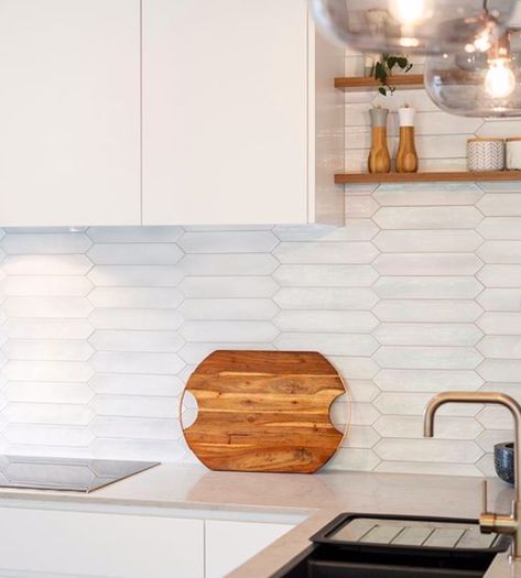 5 step guide to picking the right kitchen splashback tile White Picket Tile Backsplash Kitchen Horizontal, Arrow Tiles Kitchen, Kitchen Splash Tiles, Backsplash Picket Tile, Modern Herringbone Backsplash, White Picket Style Backsplash, Picket Tiles Kitchen, Picket Tile Kitchen Backsplash, Modern Tile Kitchen Backsplash