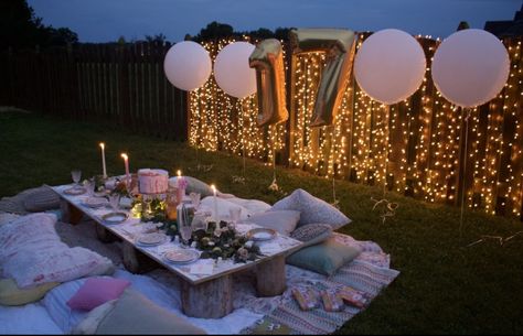 Cute Backyard Birthday Party, Birthday Decoration Ideas Backyard, 21st Birthday Outdoor Decorations, Outdoor Aesthetic Birthday, Birthday Party Backyard Ideas, 16yh Birthday Party Ideas, Outside Birthday Picnic, Fancy Outside Dinner Party, 18th Birthday Party Ideas Theme Outdoor