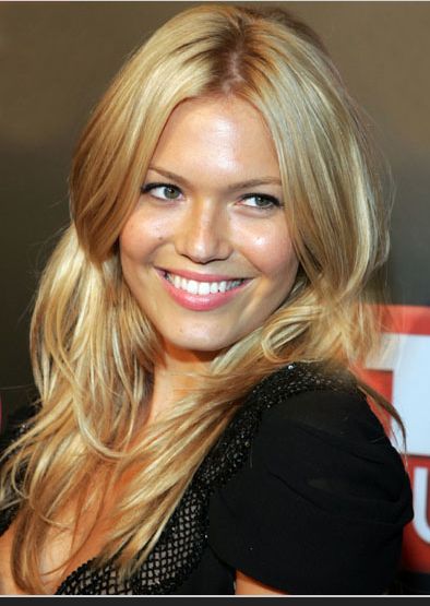 Blonde Long Layers Mandy Moore Blonde, Mandy Moore 90s, Mandy Moore Hair, Hair Description, Blonde Hairstyle, Blonde Wavy Hair, Human Hair Wigs Blonde, Mandy Moore, Long Blonde