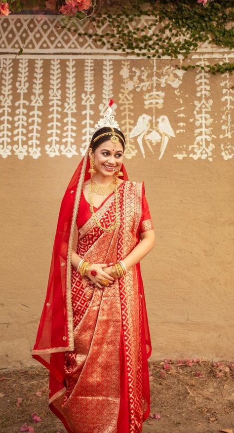 Odisha Bride Traditional Look, Bengali Bride Lehenga Look, Latest Bengali Bridal Look, Bride Saree Look For Wedding, Red Saree Bengali Look, Bridal Bengali Look, Bengali Sabeki Bridal Look, Bengali Bride Saree Draping Style, Minimalist Bengali Bride