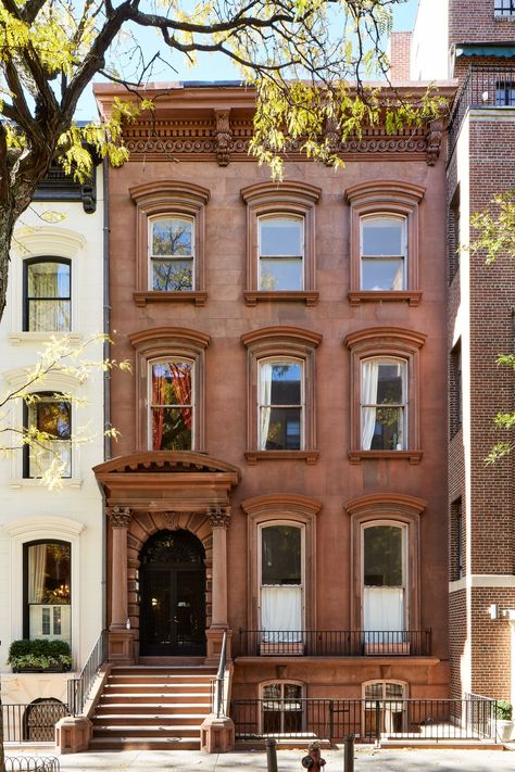 A Stunning Photographic Timeline of New York City’s Iconic Brownstones | Architectural Digest Brandy Core, Gothic Exterior, Brownstone Homes, New York Brownstone, Bloxburg Town, New York Townhouse, New York Landmarks, Townhouse Exterior, San Myshuno