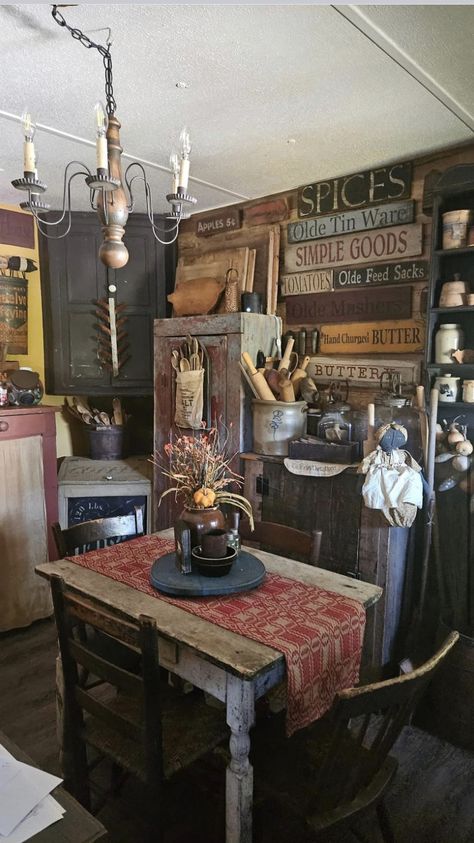 Prim Kitchen, Primitive Wall Decor Ideas, Primitive Living Room Ideas, Vintage Western Decor, Primitive Country Kitchen, Primitive Wall Decor, Primitive Home Decorating, Primitive Dining Rooms, Primitive Kitchen Decor