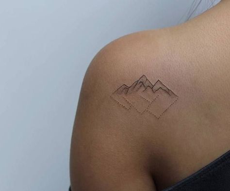 Minimalist Mountain Tattoo, Minimalist Tattoo Meaning, Mountain Tattoo Design, Paris Tattoo, Minimalist Mountain, Typography Tattoo, Tattoo Trend, Tattoos Geometric, Geniale Tattoos