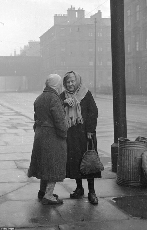 Gorbals Glasgow, Urban People, Hard Men, People Clothes, Glasgow Scotland, Historical Images, Photo B, Poor People, Old Building