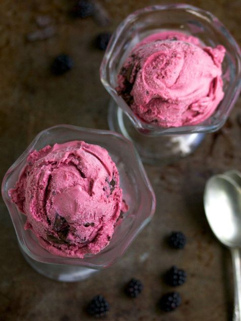 Blackberry chocolate chip ice cream Raspberry Ice Cream Recipe, Ice Cream From Scratch, Black Raspberry Ice Cream, Fruity Ice Cream, Blackberry Ice Cream, Blackberry Cheesecake, Blackberry Recipes, Raspberry Ice Cream, Ice Cream Maker Recipes