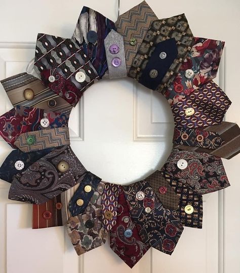 Crafts With Ties Simple, Old Ties Projects Ideas, Fabric Banner Diy, Tie Wreath, Old Neck Ties, Necktie Projects, Tie Projects, Diy Necktie Projects, Tie Quilts