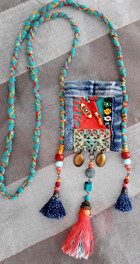 Fabric Necklaces Ideas, Upcycle Jewelry Ideas, Recycled Fabric Art, Canvas Bag Design, Fiber Art Jewelry, Textile Necklace, Creation Art, Estilo Hippie, Fiber Jewelry