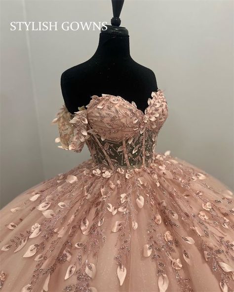 Peach Color Quinceanera Dress, Xv Dresses Champagne, Rose Gold Quinceanera Dresses, Flowers Birthday Party, Xv Dresses, Ball Gown Quinceanera Dresses, Sweet 15 Party Ideas Quinceanera, Quinceanera Pink, Quinceanera Themes Dresses