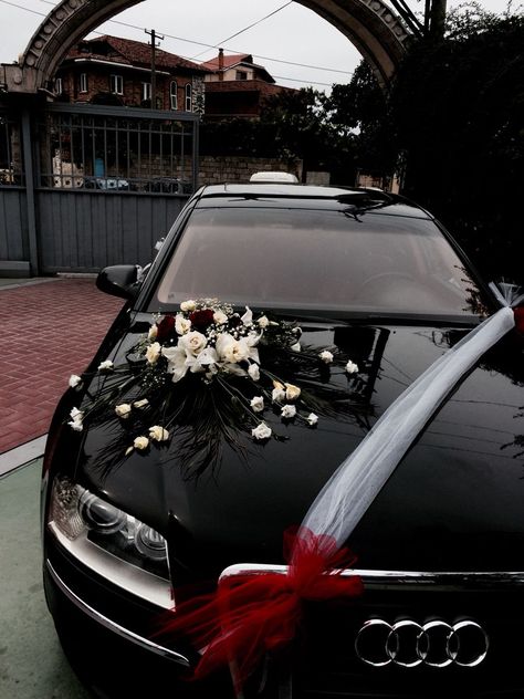 Classy Wedding Car Decorations, Bmw Wedding Car Decoration, Black Car Decorations For Wedding, Car Design For Wedding, Audi Wedding Car, Car Wedding Decoration Ideas, Wedding Cars Decoration Ideas, Wedding Car Aesthetic, Wedding Car Decorations Ideas Simple