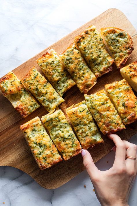 Spice up your dinner with this irresistible garlic bread! This house favorite recipe is quick and easy, ready in just 25 minutes, and guaranteed to get taste buds tingling. | pinchofyum.com Bread French, French Bread Loaf, Pinch Of Yum, Garlic Garlic, Jiffy Cornbread, Garlic Bread Recipe, Cheesy Bread, Bread Butter, French Bread