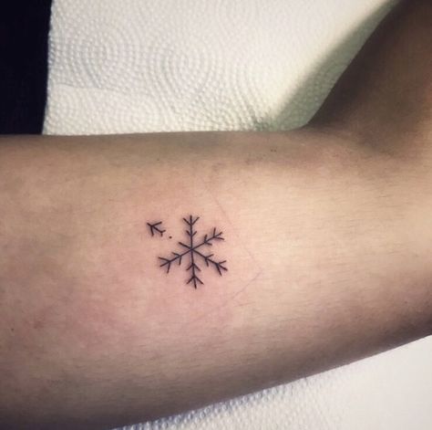 Snowflake Tattoo Behind Ear, Snow Flake Tattoos For Women, Simple Snowflake Tattoo, Snow Flakes Tattoo, Snow Tattoo Ideas, Small Snowflake Tattoo, Holiday Tattoos, Snowflake Tattoo, Winter Tattoo