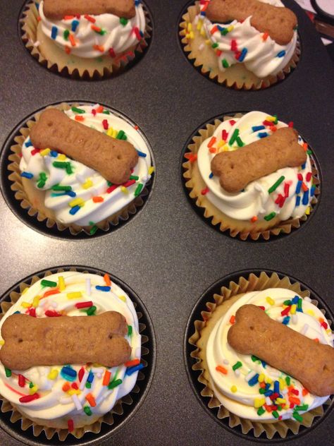 Graham Cracker Scooby Snack Cupcakes-for Riley's Puppy Party Dog Party Food Ideas, Puppy Bowl Party Ideas, Paw Patrol Cupcakes Ideas, Puppy Themed Snacks, Puppy Party Cupcakes, Dog Pawty Cute Ideas, Puppy Themed Cupcakes Ideas, Birthday Cupcakes Dog Theme, Dog Themed Food