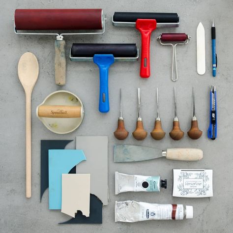 Sofie van Schadewijk on Instagram: “Hi there! Have you seen my new site yet? There's a blog there, and a post about the tools and materials I use for printmaking! From left to…” Linocut Tools, Linoleum Printmaking, Linocut Printmaking, Hand Carved Stamps, Diy Blocks, Linoleum Block, Gelli Plate, The Tools, Lino Print