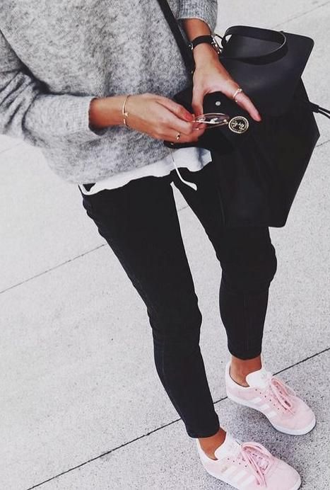 black. white. grey. everyday style. pink adidas trainers. Look Adidas, Chique Outfits, Adidas Shoes Women, Adidas Trainers, Style Pink, Looks Chic, Pink Adidas, Adidas Black, Street Styles