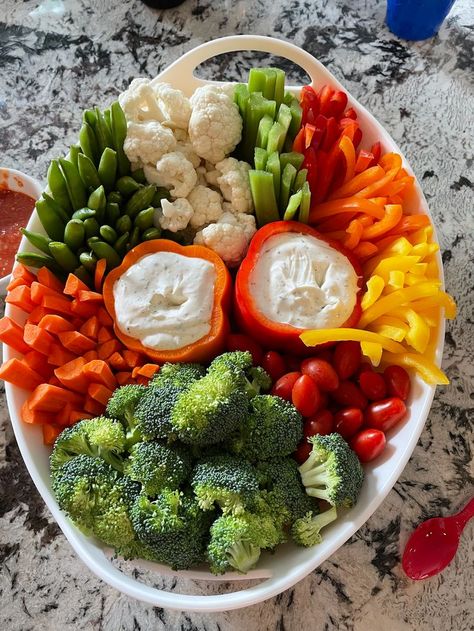 Party Veggie Platter, Veggie Platter Ideas Thanksgiving, Thanks Giving Veggie Platter, Picnic Veggie Tray, Vegetable Trays For Thanksgiving, Veggies Platter Ideas, Fruit Veggie Platter, Fruit Platter To Go, Appetizer For 1st Birthday