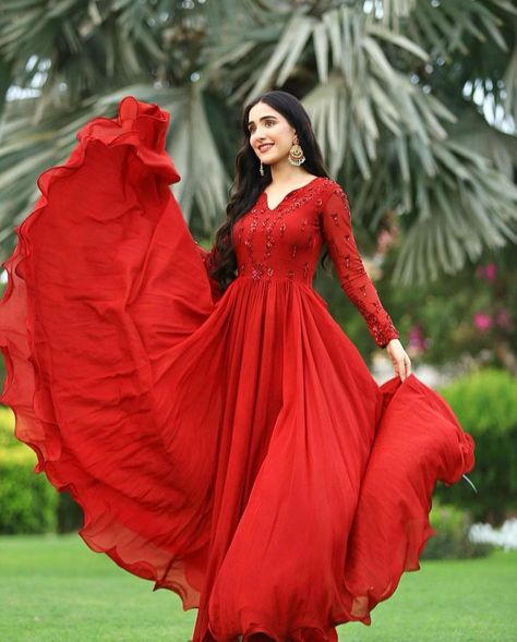 Mayon Dresses, Mehndi Hairstyles, Fancy Gown, Long Gown Design, Fancy Gowns, Long Dress Design, Simple Pakistani Dresses, Bridal Dress Design, Designer Party Wear Dresses