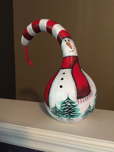 Gourd Christmas Decorations, Christmas Gourd Ideas, Christmas Gourds Crafts, Snowman Gourds Painted, Painted Gourds Ideas Patterns, Apple Gourds Ideas, Painted Gourds Ideas Christmas, Diy Gourd Projects, Gourd Gnomes