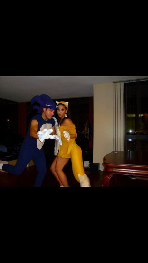 Homemade sonic and tails costume! #couplescostume #halloween Sonic And Tails Costume, Tails Costume, Sonic Costumes, Sonic Cosplay, Sonic Costume, Sonic And Tails, Halloween 2015, Happy Holidays, Sonic