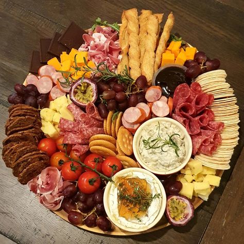 Platter Ideas Christmas, Round Grazing Table, Round Charcuterie Board Ideas, Charcuterie Board Video, Buffet Party Food, Charcuterie Board Round, Cheese Platter Ideas, Grazing Platter Ideas, Cheese Platter Presentation