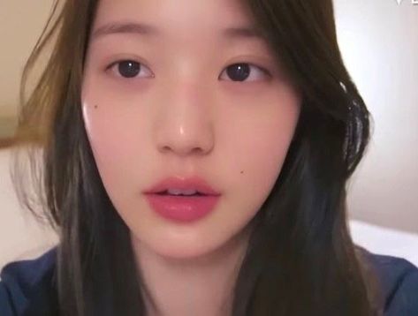 Wonyoung Natural Face, Bare Face Kpop Idols, Kpop Idols Bare Face, Wonyoung Glass Skin, Wonyoung Clear Skin, Wonyoung Bare Face, Wonyoung Glasses, Wonyoung Skin, Wonyoung Innisfree