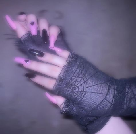 pink and black nails with a heart on the middle finger Pink Goth Nails Grunge, Alt Pink Nails, Black And Pink Punk Aesthetic, Emo Pink Nails, Egirl Nails Acrylic, Pink And Black Nails Aesthetic, Pink Gothic Nails, Gothic Pink Nails, Gothic Pink Aesthetic