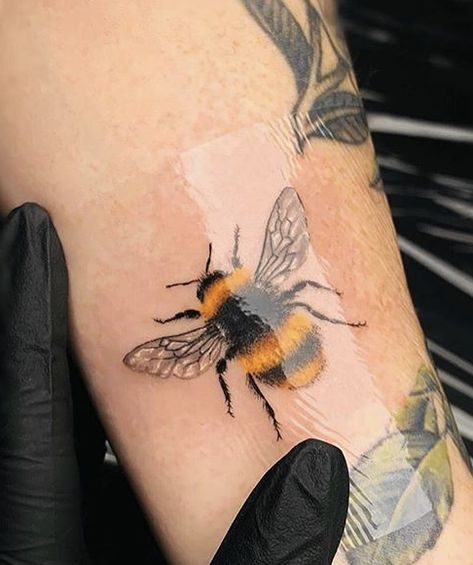 Bumble Bee Cover Up Tattoo, Bee Tattoo Ideas Realistic, Coloured Bee Tattoo, Bumblebee Tattoo Black And White, Bumble Bee Tattoo Color, Color Bee Tattoo, Bee Tattoo Color, Realistic Bee Tattoo, Honeybee Tattoo