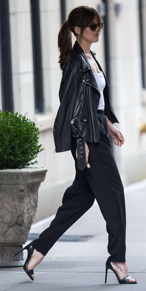 Dakota Johnson Street Style, Dakota Style, Dakota Johnson Style, Walking Down The Street, Christian Grey, Celebrity Street Style, Dakota Johnson, Inspired Outfits, 가을 패션