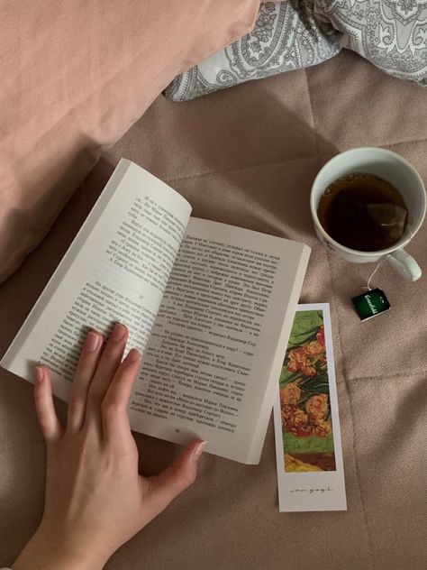 Books And Tea Aesthetic, Reading Era, Reader Girl, Relaxing Reading, Reading Motivation, Book Instagram, Book Annotation, Vision Board Inspiration, Book Study