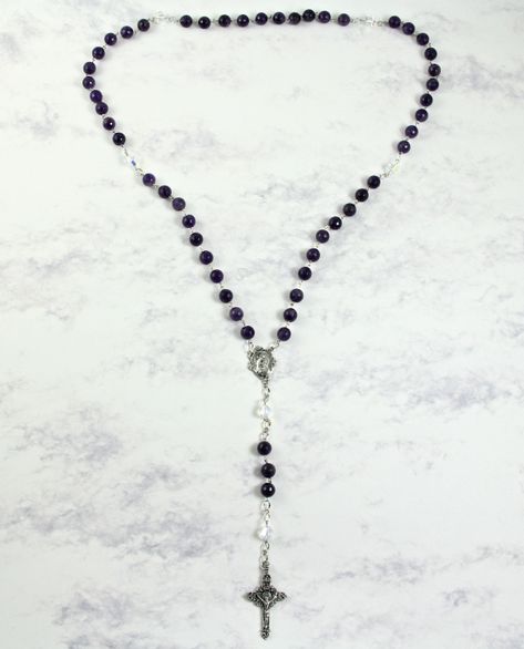 Diy Rosary Necklace, Make A Rosary, Rosary Style Necklace, Rosary Jewelry, Rosary Beads Catholic, Creative Friends, Beads Craft Jewelry, Diy Jewelry Necklace, Fallen In Love