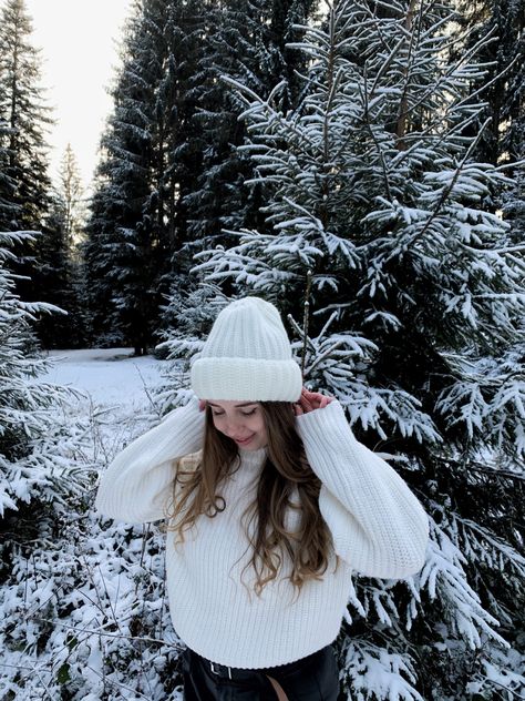 Karda Poz, Winter Portraits Photography, Winter Outfits Snow, Snow Photoshoot, Bff Poses, Winter Portraits, Fashion Model Photography, Queen Aesthetic, Snow Pictures