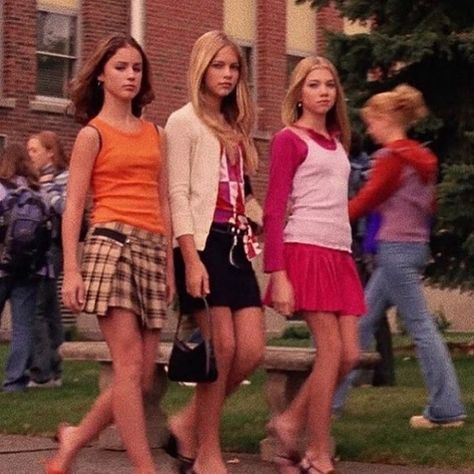 wheres my versace on Instagram: “the junior plastics #meangirls#00s#plastics#highschool” 2000s Highschool Outfits, Highschool Drama, 00s Party, 2000s Fashion Aesthetic, 2000s Preppy, 2000s Fashion Trends, Fall Fashion Skirts, Disco Fashion, 00s Fashion