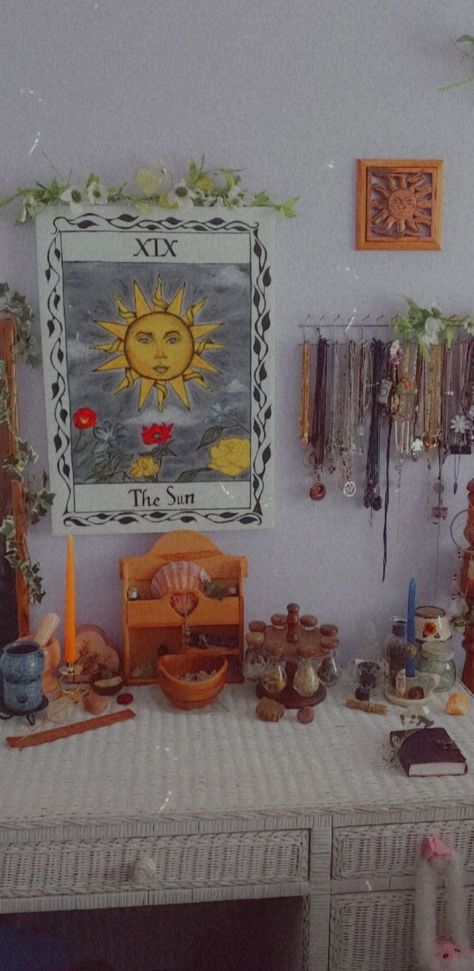 Altar decorated Litha midsummer (midsommar/summer solstice) celebrating. Litha Altar Decorations, Summer Altar Ideas, Litha Altar Summer Solstice, Litha Decorations Diy, Summer Solstice Altar, Summer Solstice Decorations, Litha Crafts, Sabbat Decorations, Sun Altar