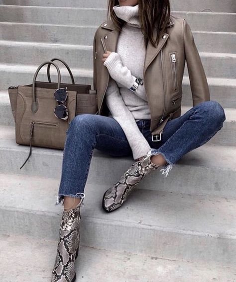 Print Boots Outfit, Taupe Leather Jacket, Snake Skin Boots, Snake Print Boots, Mode Tips, Snakeskin Boots, Mode Inspo, Sweaters And Jeans, Outfits Casual