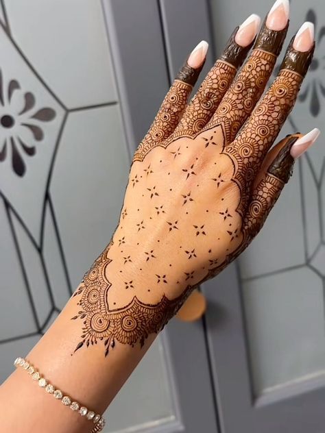 Henna Designs For Brides Sister, Punjabi Henna Designs, Modern Bridal Henna, Wedding Henna Designs Brides Simple, Mehendi For Engagement, Henna Wedding Designs, Henna Bridesmaids, Wedding Guest Henna, Mehendi Designs Full Hand